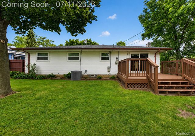 2721 Edgefield Drive, Waterford Charter Township, MI 48328