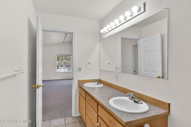 19850 N Gunning Rd, Rathdrum, ID 83858