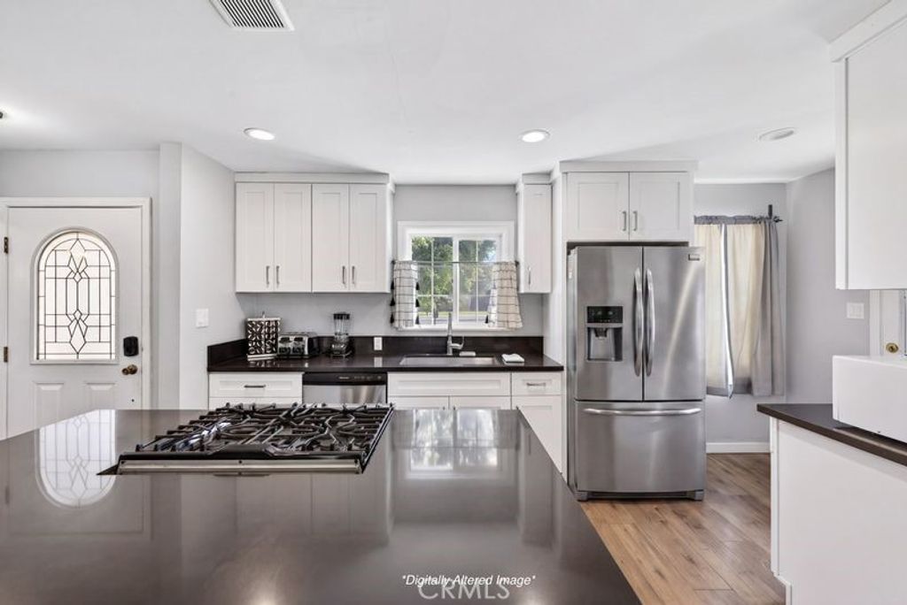 Image 3 of property listing at 4156 Acacia, Riverside, CA 92503