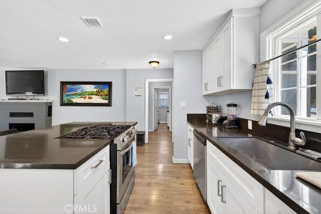 Image 4 of property listing at 4156 Acacia, Riverside, CA 92503