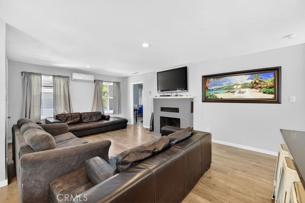 Image 5 of property listing at 4156 Acacia, Riverside, CA 92503