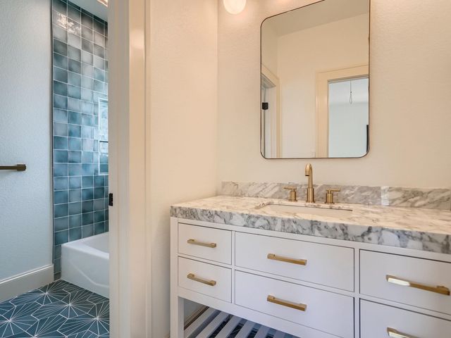 2625 McCullough ST, Austin, TX 78703