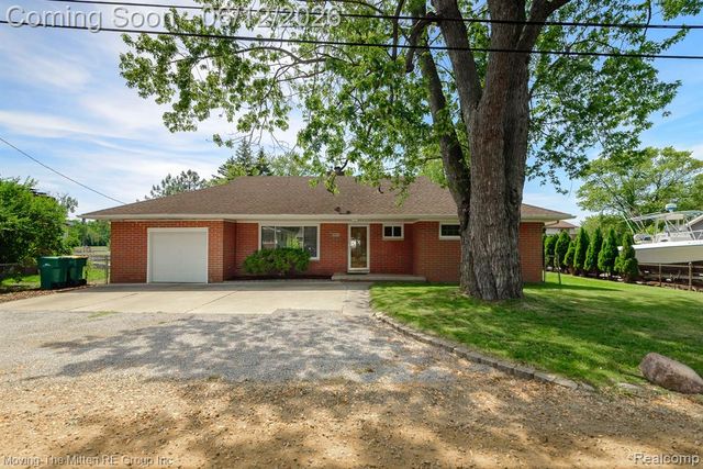 35382 Eldon Drive, Rockwood, MI 48173