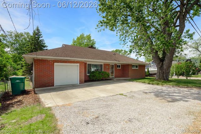 35382 Eldon Drive, Rockwood, MI 48173