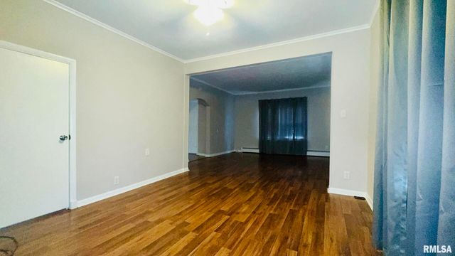 1206 S MAIN Street, Benton, IL 62812