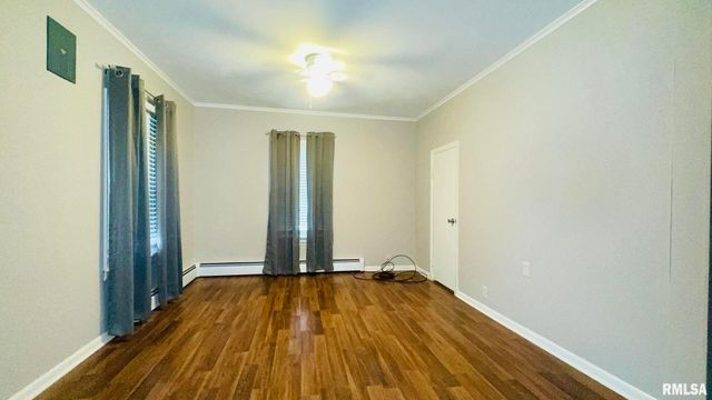 1206 S MAIN Street, Benton, IL 62812