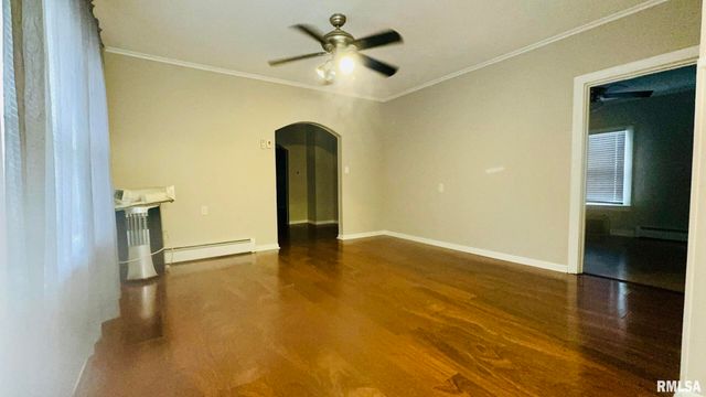 1206 S MAIN Street, Benton, IL 62812