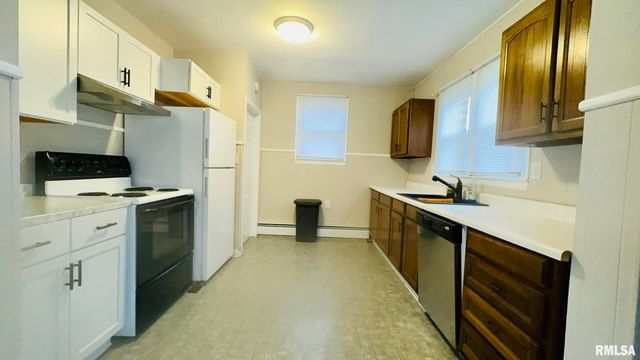 1206 S MAIN Street, Benton, IL 62812