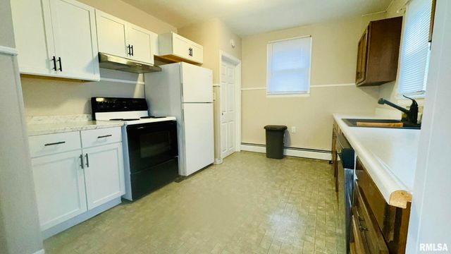 1206 S MAIN Street, Benton, IL 62812