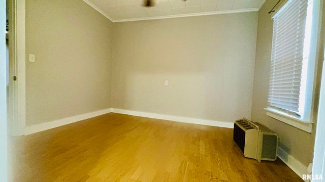 1206 S MAIN Street, Benton, IL 62812