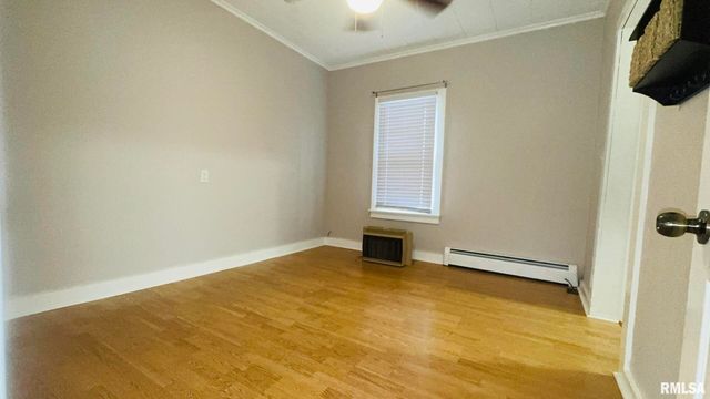 1206 S MAIN Street, Benton, IL 62812