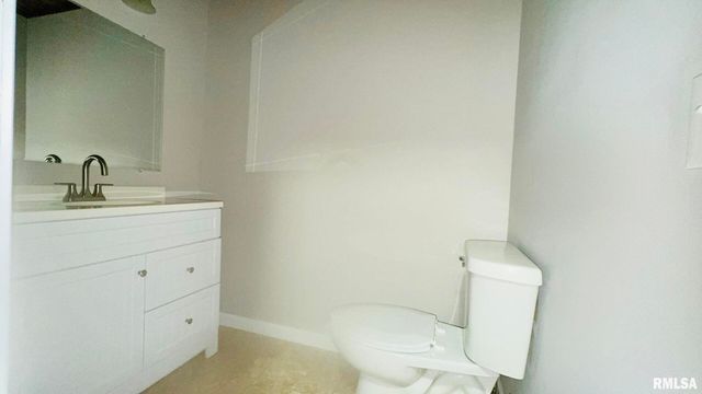 1206 S MAIN Street, Benton, IL 62812