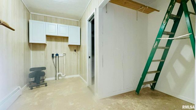 1206 S MAIN Street, Benton, IL 62812