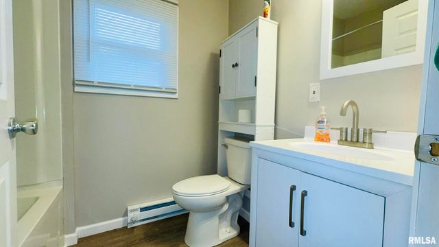 1206 S MAIN Street, Benton, IL 62812