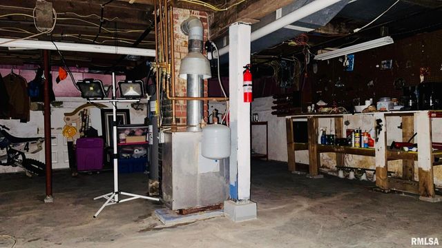 1206 S MAIN Street, Benton, IL 62812