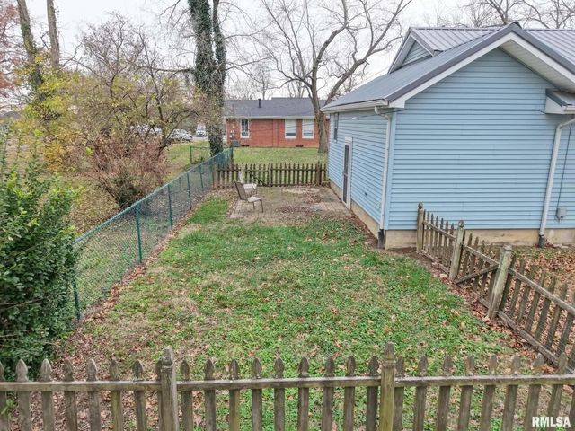 1206 S MAIN Street, Benton, IL 62812