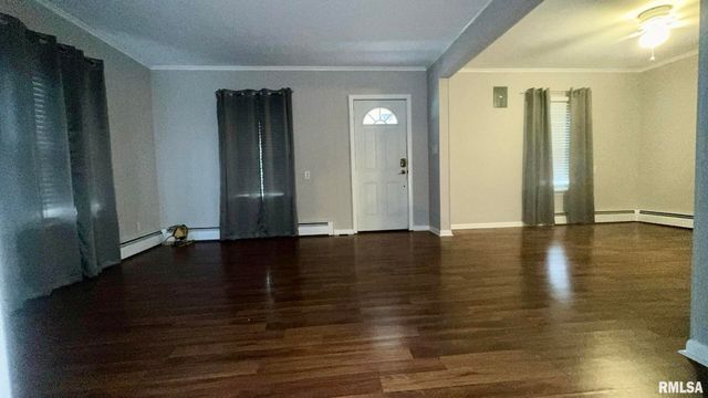 1206 S MAIN Street, Benton, IL 62812