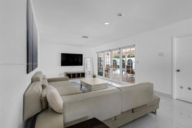 633 N Crescent Dr, Hollywood, FL 33021