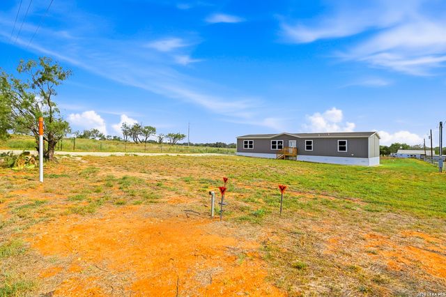 95 County Road 403, Floresville, TX 78114