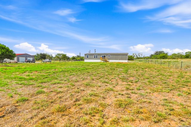95 County Road 403, Floresville, TX 78114