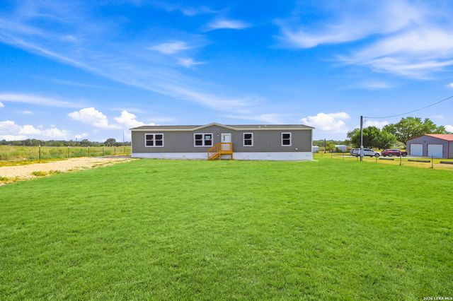 95 County Road 403, Floresville, TX 78114