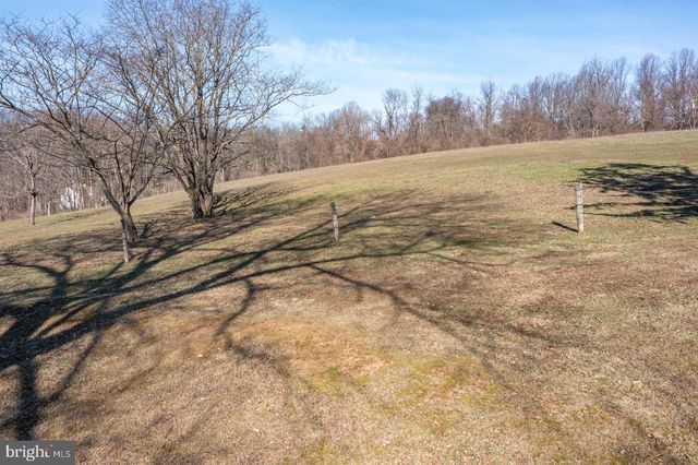 25 THADDEUS LN, Reading, PA 19606