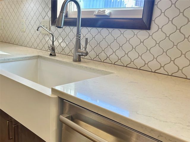 705 Deerfield Dr, Marion, IA 52302