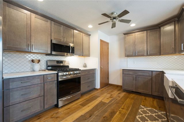 705 Deerfield Dr, Marion, IA 52302