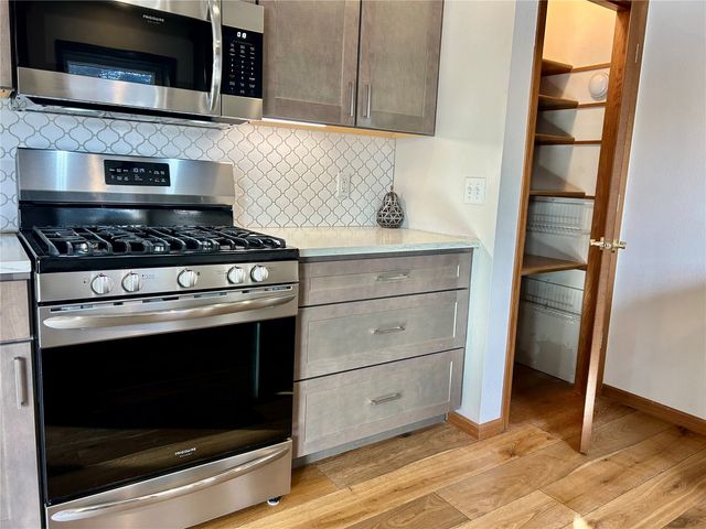 705 Deerfield Dr, Marion, IA 52302