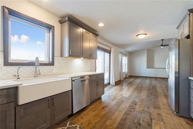 705 Deerfield Dr, Marion, IA 52302