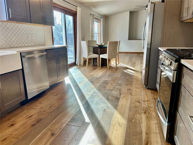 705 Deerfield Dr, Marion, IA 52302