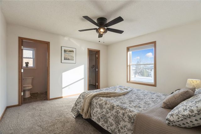 705 Deerfield Dr, Marion, IA 52302