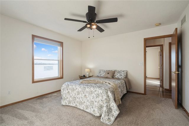 705 Deerfield Dr, Marion, IA 52302