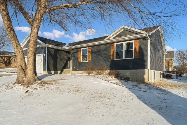 705 Deerfield Dr, Marion, IA 52302