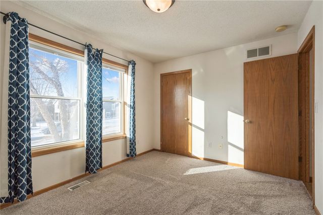 705 Deerfield Dr, Marion, IA 52302