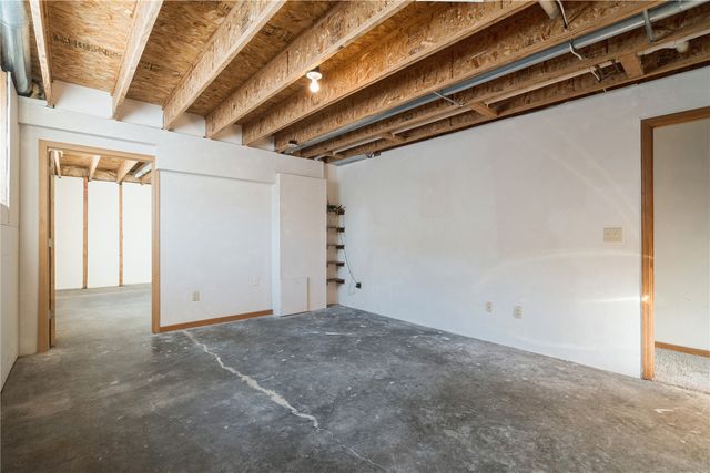 705 Deerfield Dr, Marion, IA 52302