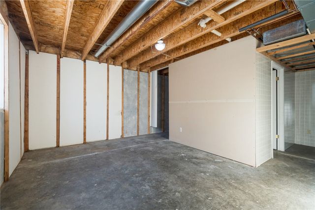 705 Deerfield Dr, Marion, IA 52302