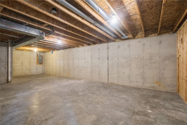 705 Deerfield Dr, Marion, IA 52302