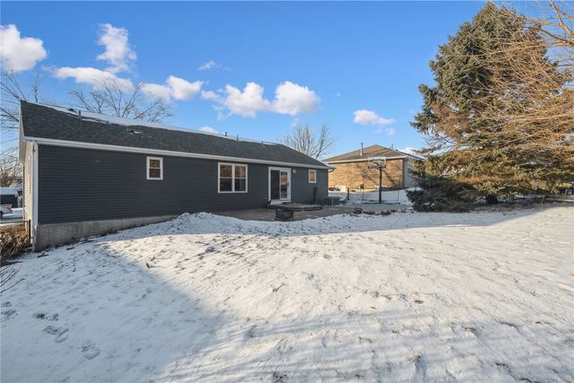 705 Deerfield Dr, Marion, IA 52302