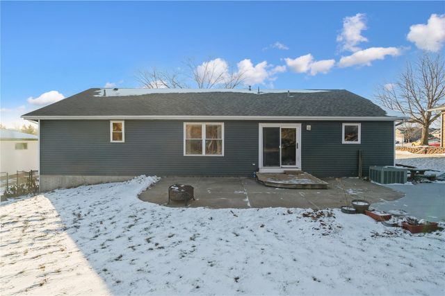705 Deerfield Dr, Marion, IA 52302
