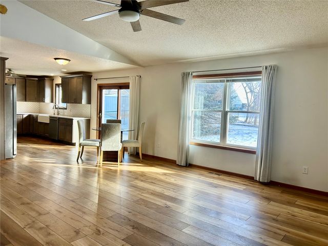 705 Deerfield Dr, Marion, IA 52302