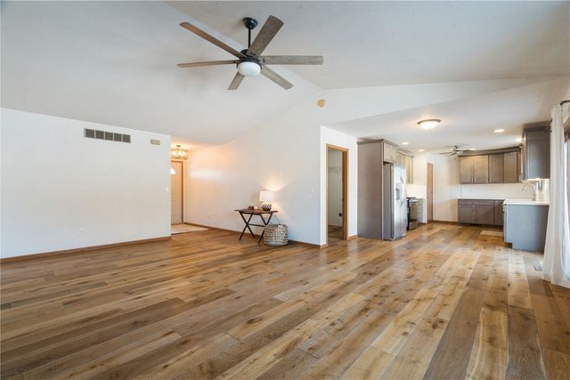 705 Deerfield Dr, Marion, IA 52302