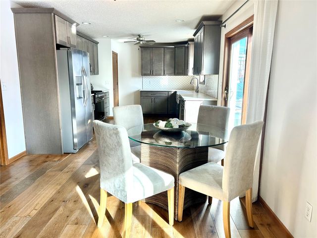 705 Deerfield Dr, Marion, IA 52302