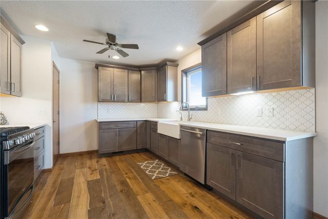 705 Deerfield Dr, Marion, IA 52302