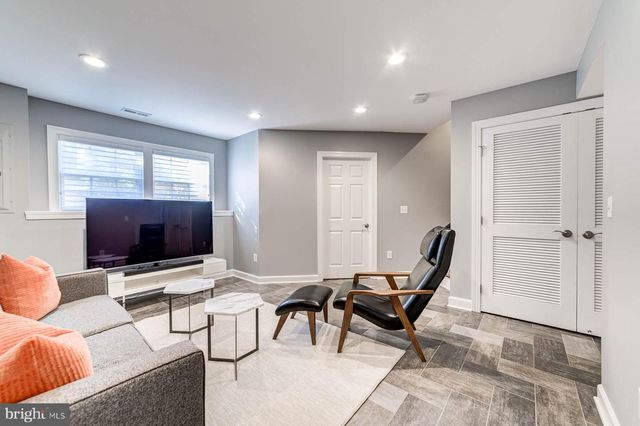 947 HARRISON CIR, Alexandria, VA 22304