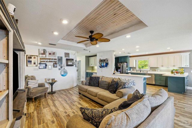 7121 Wells Ave, Navarre, FL 32566