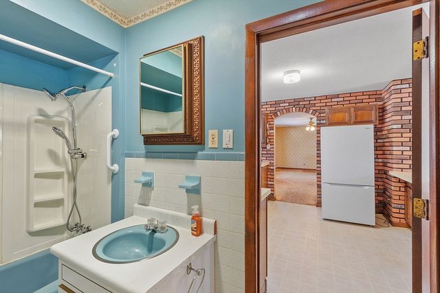 318 Lovewell St, Gardner, MA 01440