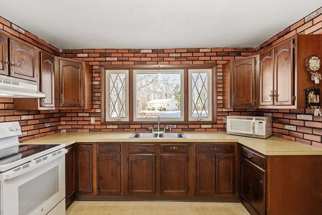 318 Lovewell St, Gardner, MA 01440