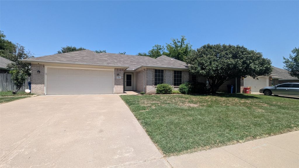916 Heberle Drive, Burleson, TX 76028