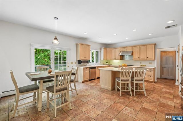 11 Carrington Court, Woodcliff Lake, NJ 07677